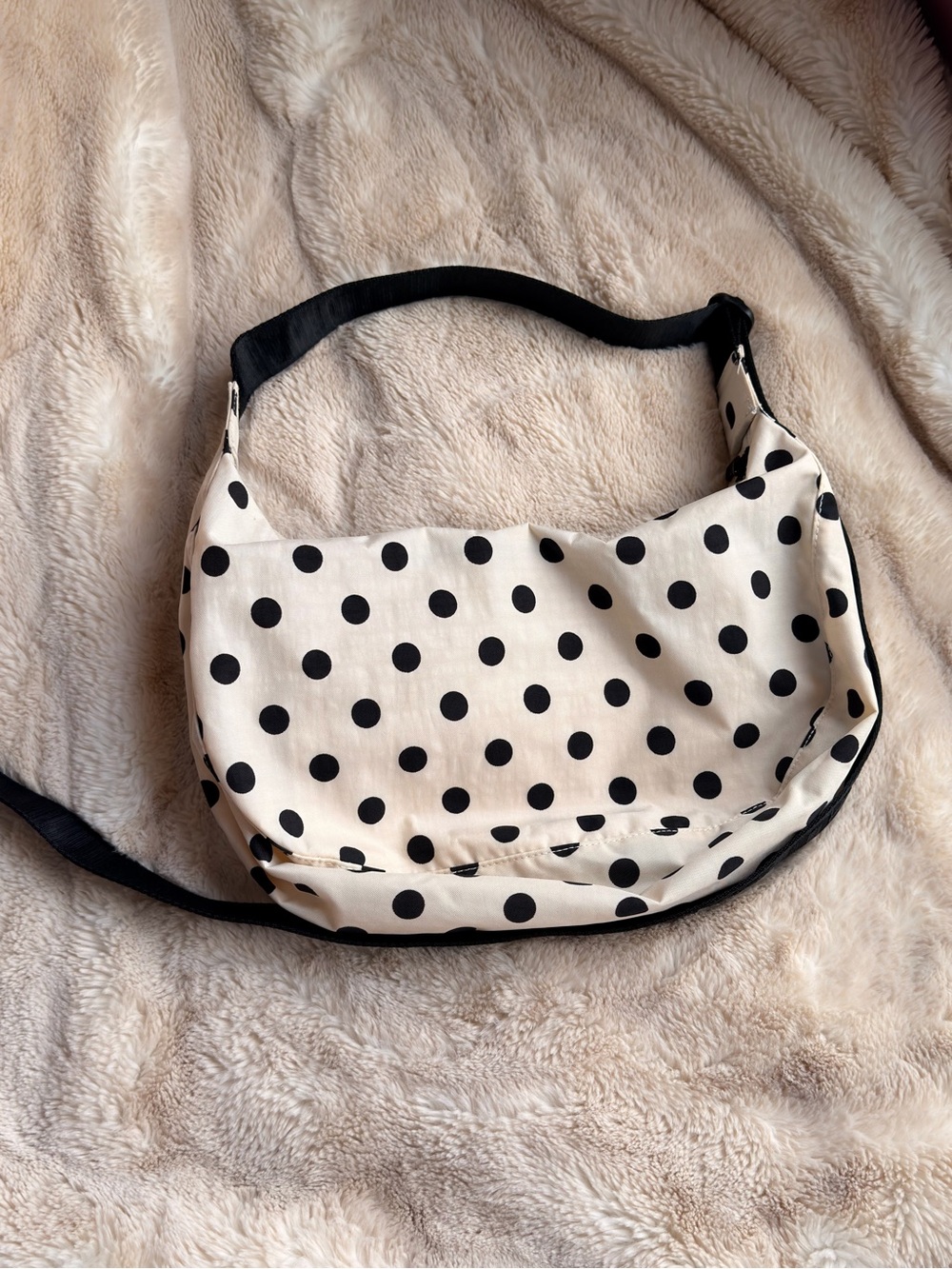 BAGGU Medium Crescent Bag in Cream & Black Polka Dots | UO Exclusive - Picture 2 of 4